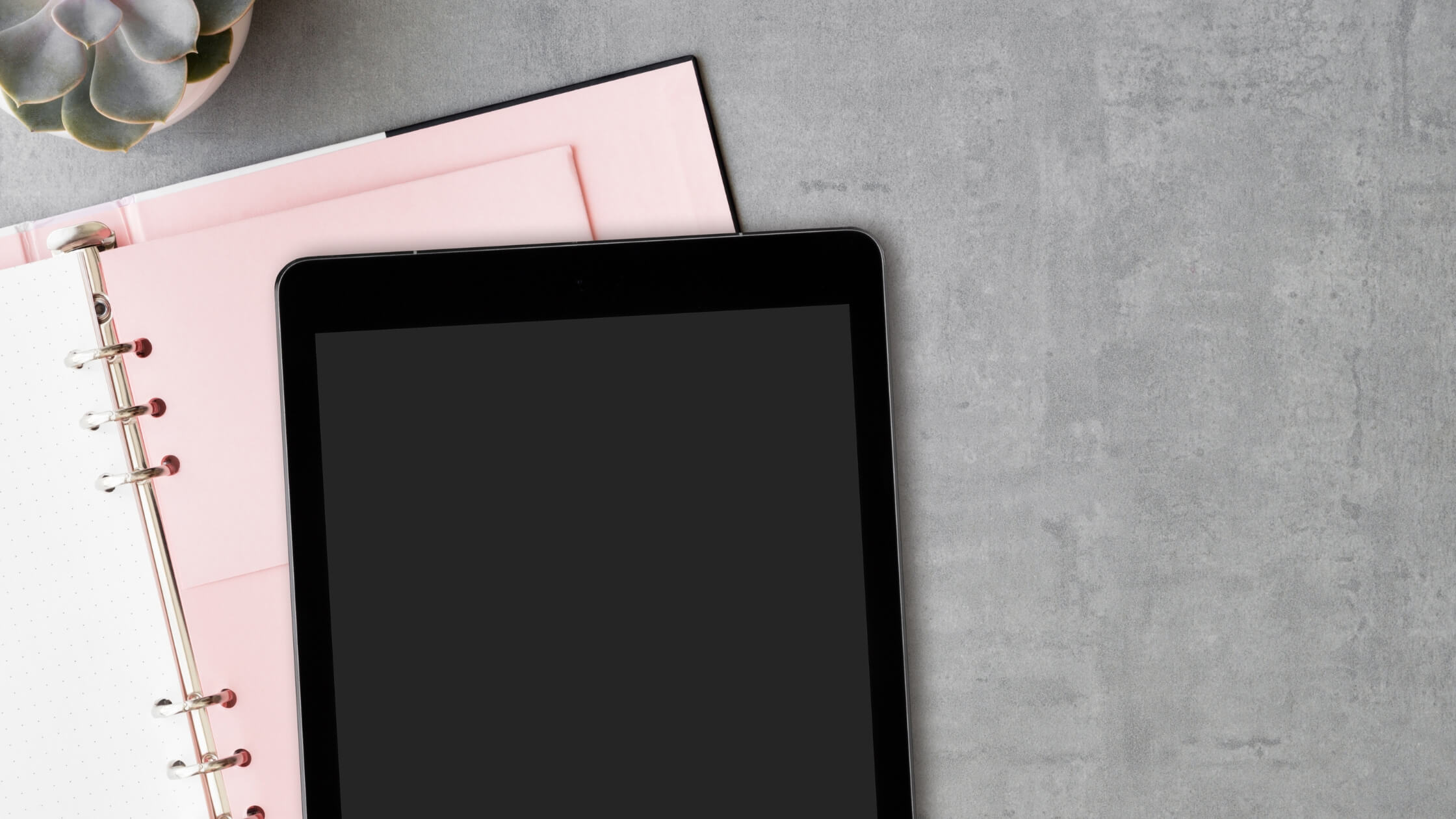 tablet-agenda-rosada Tablet encima de agenda rosada premium