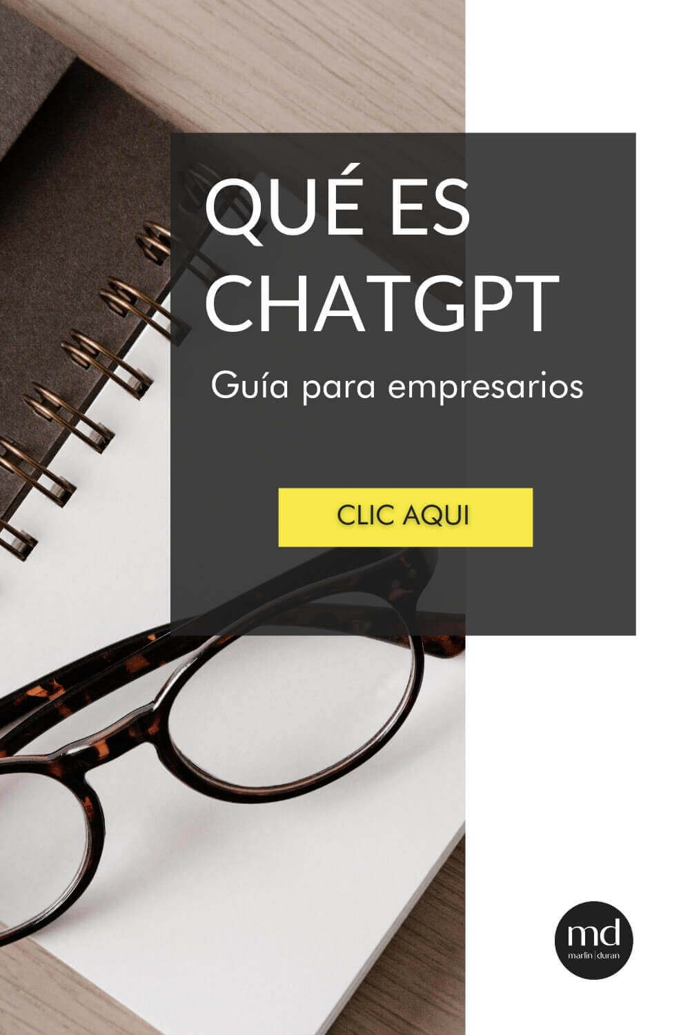 Portada de una guía para empresarios con el título 'QUÉ ES CHATGPT', acompañado de un botón que invita a hacer clic y gafas sobre una libreta, sugiriendo estudio y aprendizaje