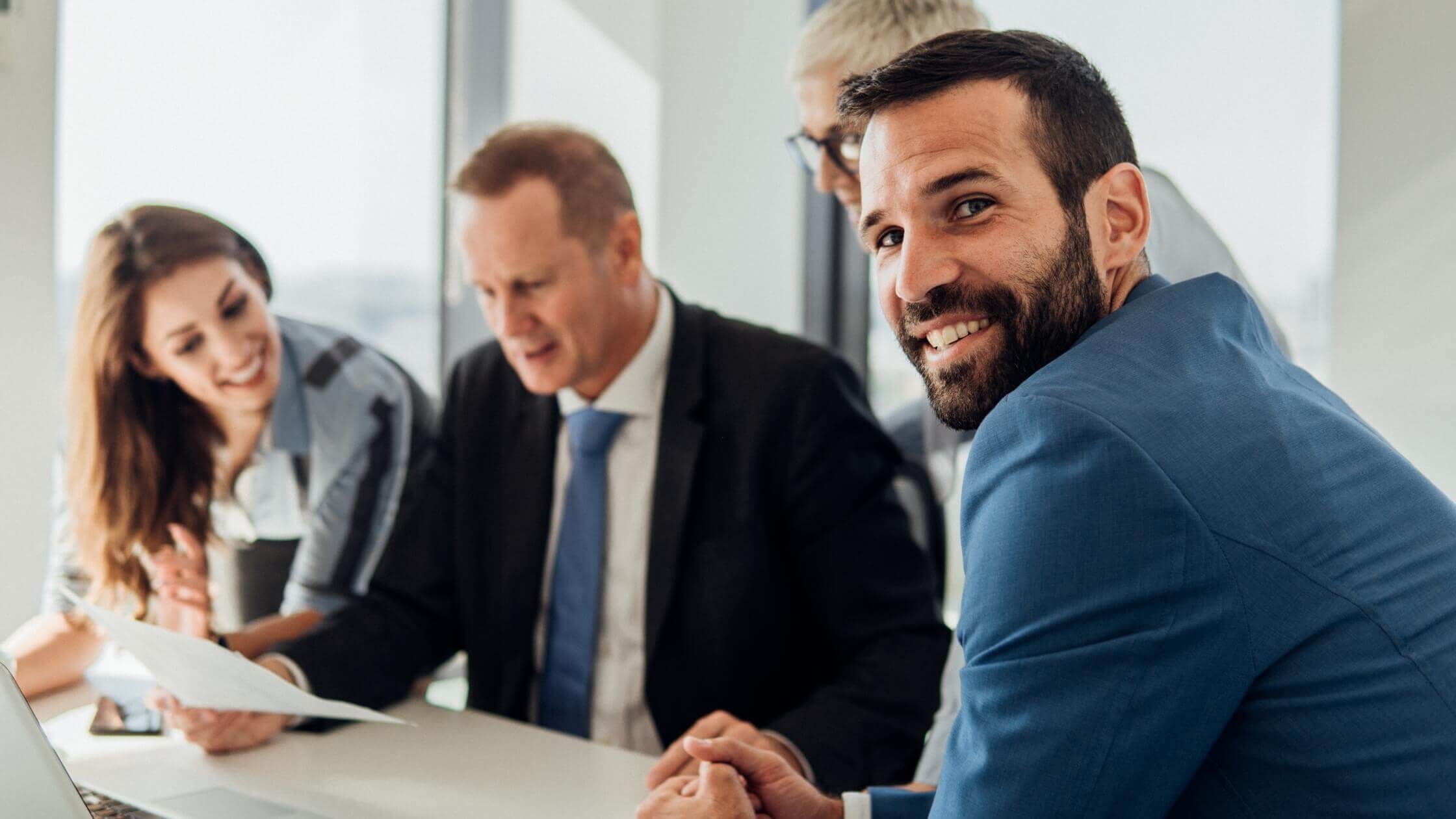 Equipo de negocios colaborando y utilizando tecnología avanzada como ChatGPT para mejorar su productividad y comunicación en la oficina